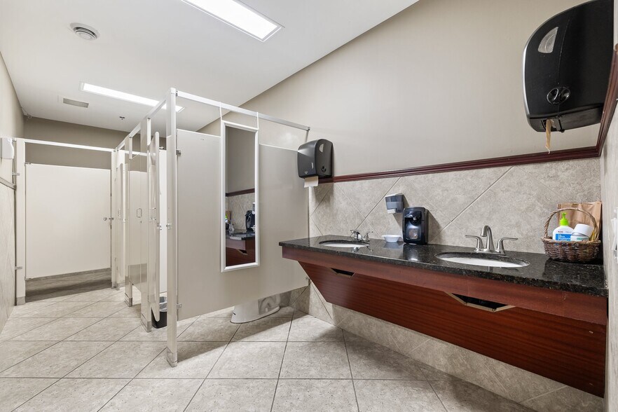 More Photos Of 1 Hedstrom Dr, Ashland Warehouse For Lease