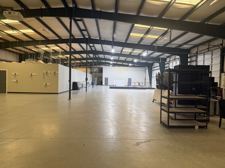 More Photos Of 1682 Middle River Loop, Fayetteville Warehouse For Lease