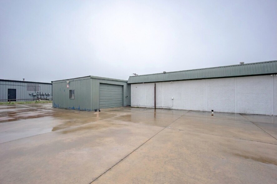 More Photos Of 401 S Ranchwood Blvd, Yukon Flex For Sale