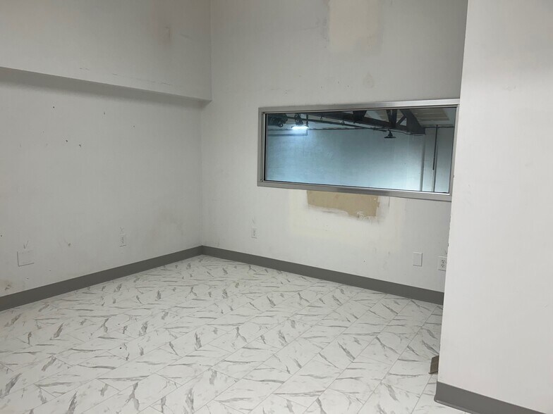 More Photos Of 633 N Morton St, Bloomington Research And Development For Lease