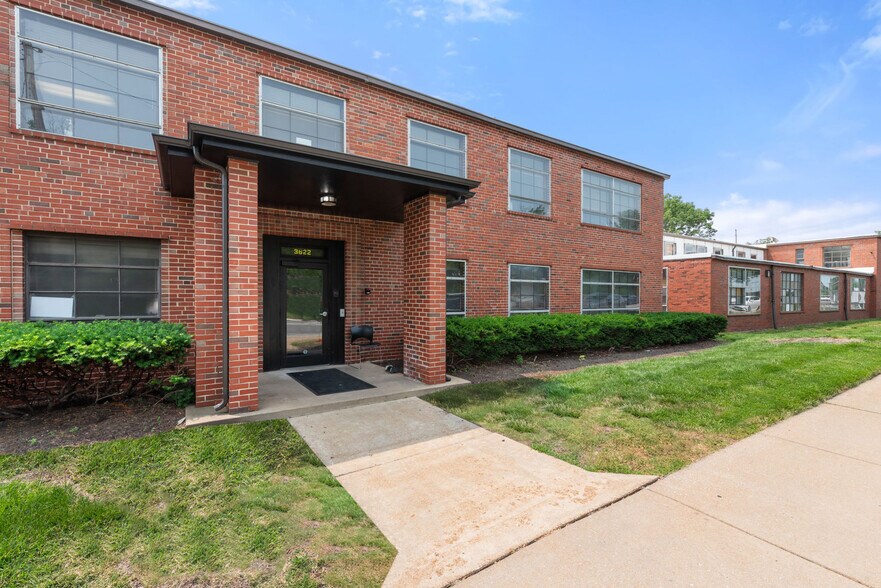 More Photos Of 3622 Greenwood Blvd, Maplewood Flex For Lease