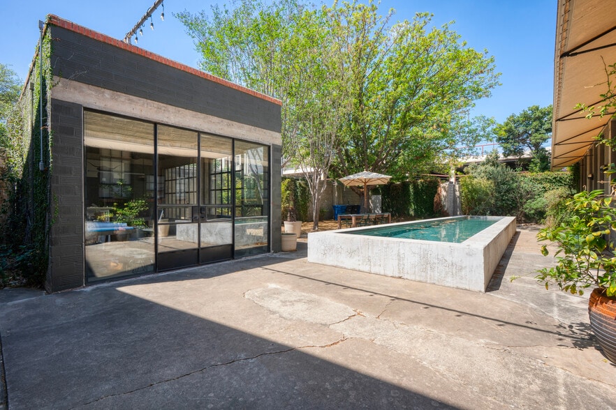 More Photos Of 311-321 Sixth St, San Antonio Office For Sale