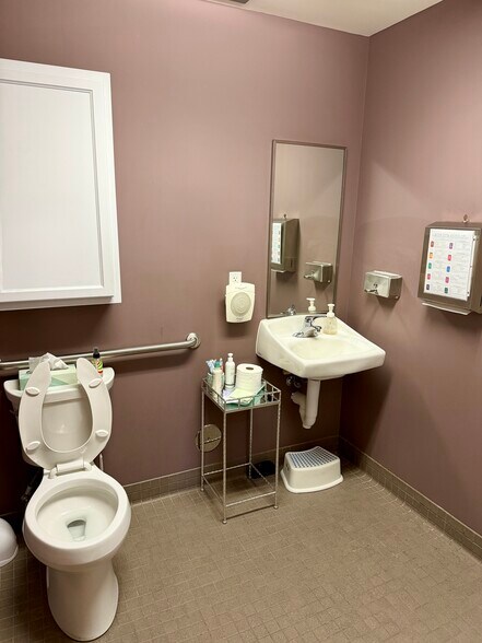 More Photos Of 1600 Commerce Park Dr, Chelsea Medical For Sale
