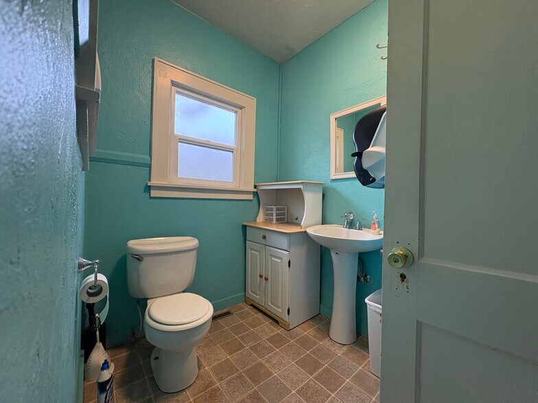 More Photos Of 970 W 7th Ave, Eugene Office For Sale