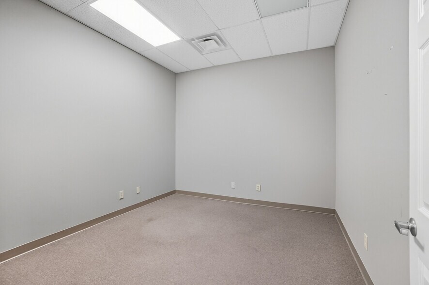 More Photos Of 1104-1124 Kemper Meadow Dr, Forest Park Storefront For Lease