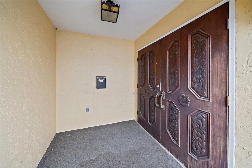 More Photos Of 2072-2074 Constitution Blvd, Sarasota Office For Sale