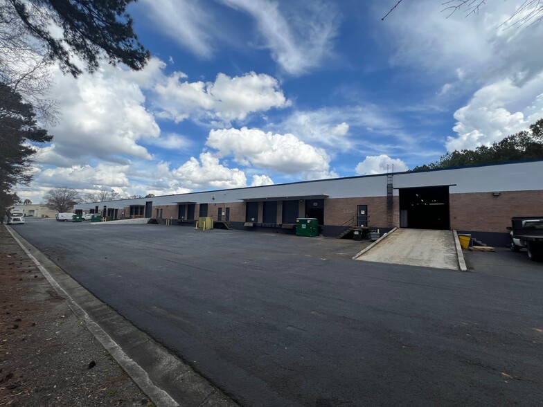 More Photos Of 800 Great Southwest Pky, Atlanta Warehouse For Lease