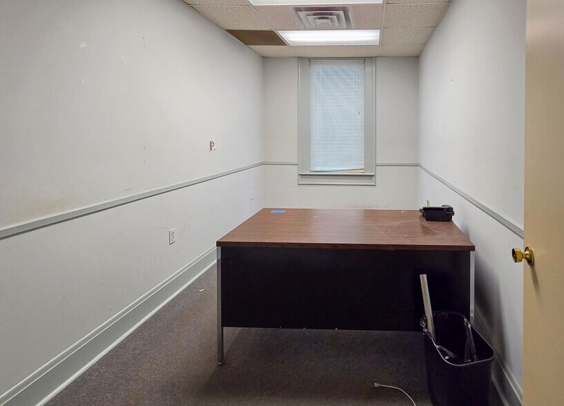 More Photos Of 710 4th St, Shenandoah Warehouse For Sale