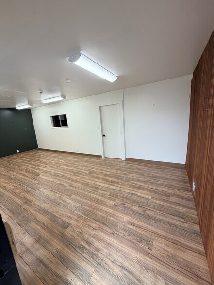 More Photos Of 1150 NW 5th Pl, Canby Flex For Lease