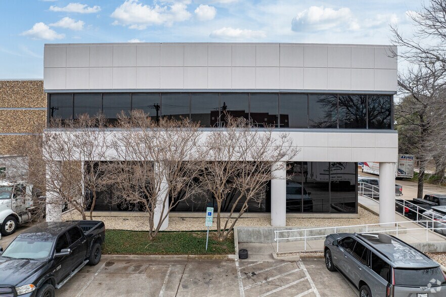 More Photos Of 13755 Diplomat Dr, Farmers Branch Warehouse For Lease