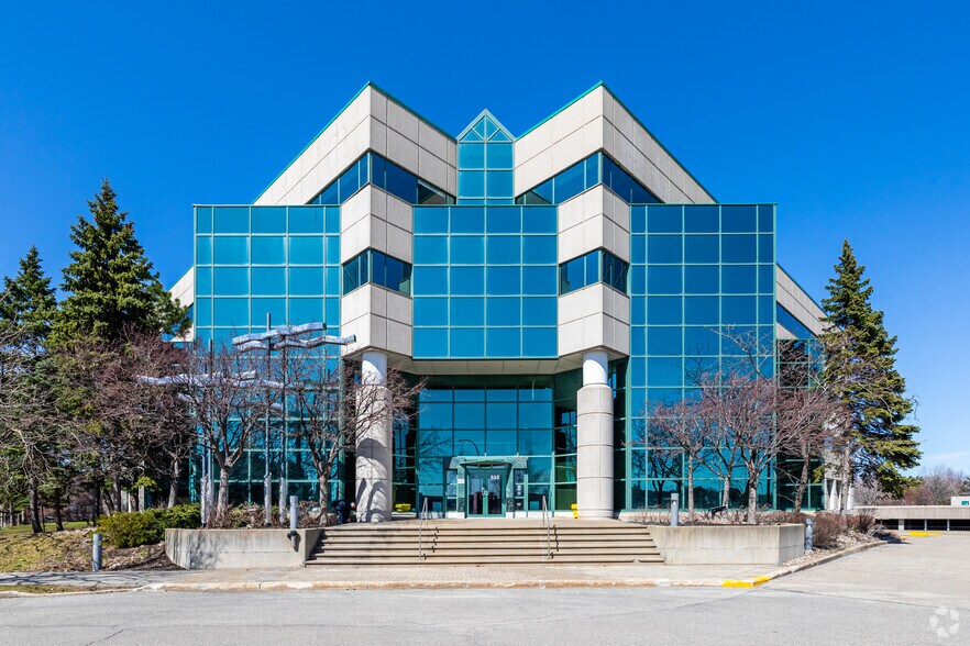 Primary Photo Of 555 Boul Dr-Frederik-Philips, Montréal Office For Lease