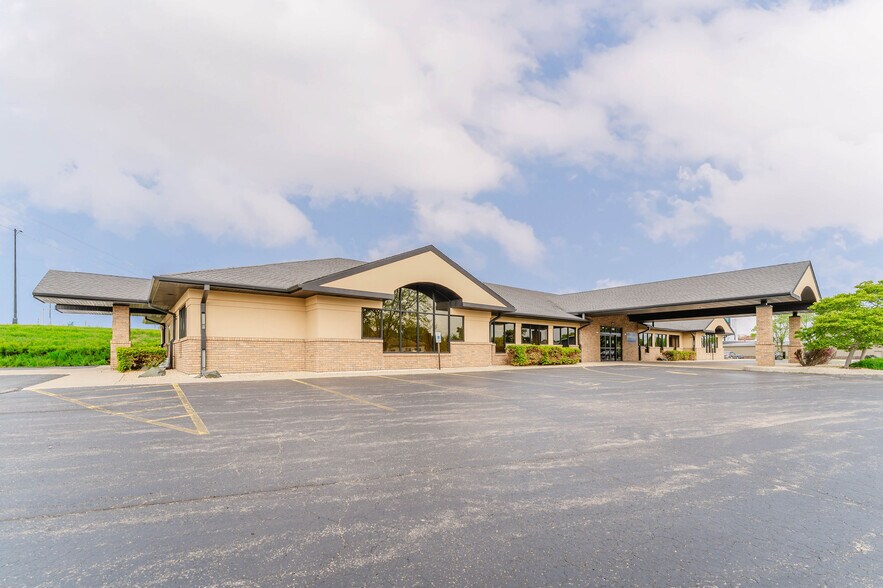 More Photos Of 1875 West Pointe Dr, Oshkosh Medical For Sale
