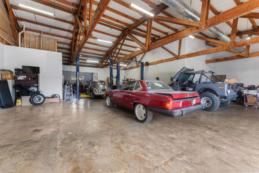 More Photos Of 109 N Falkenburg Rd, Tampa Manufacturing For Sale