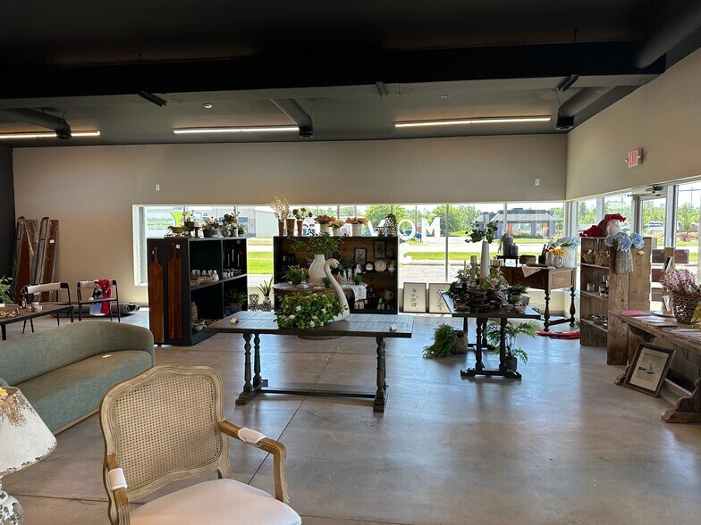 More Photos Of 840 N Black River Dr, Holland Unknown For Lease