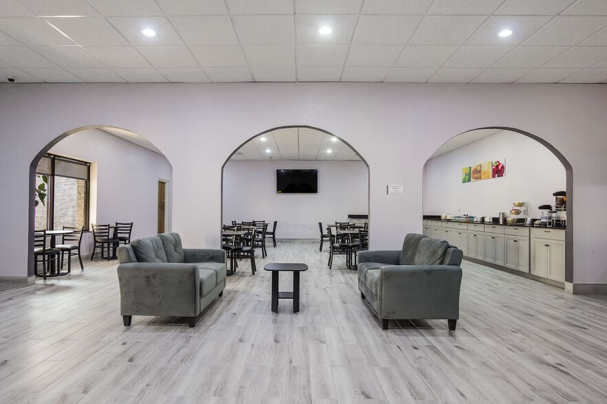 More Photos Of 2200 S Court St, Grayville Hotel For Sale