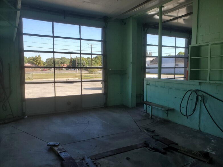 More Photos Of 401 N 3rd St, Lilbourn Flex For Sale