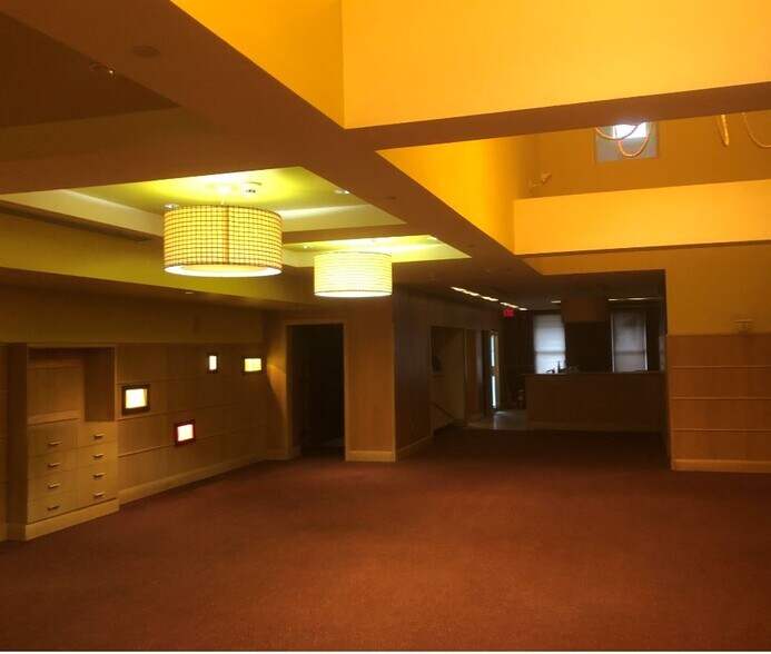 More Photos Of 127 W 4th St, Cincinnati Restaurant For Lease