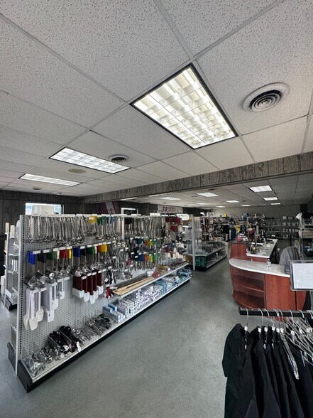 More Photos Of 2533 Russellville Rd, Bowling Green Showroom For Lease