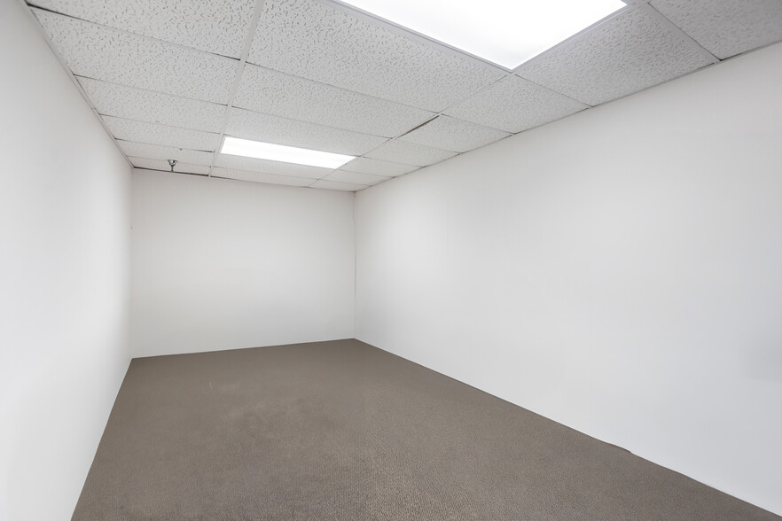 More Photos Of 12155 Metro Pky, Fort Myers Showroom For Sale