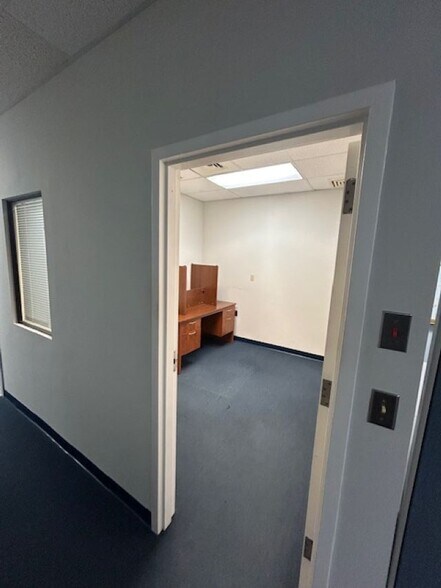 More Photos Of 7 Perimeter Rd, Manchester Light Manufacturing For Lease