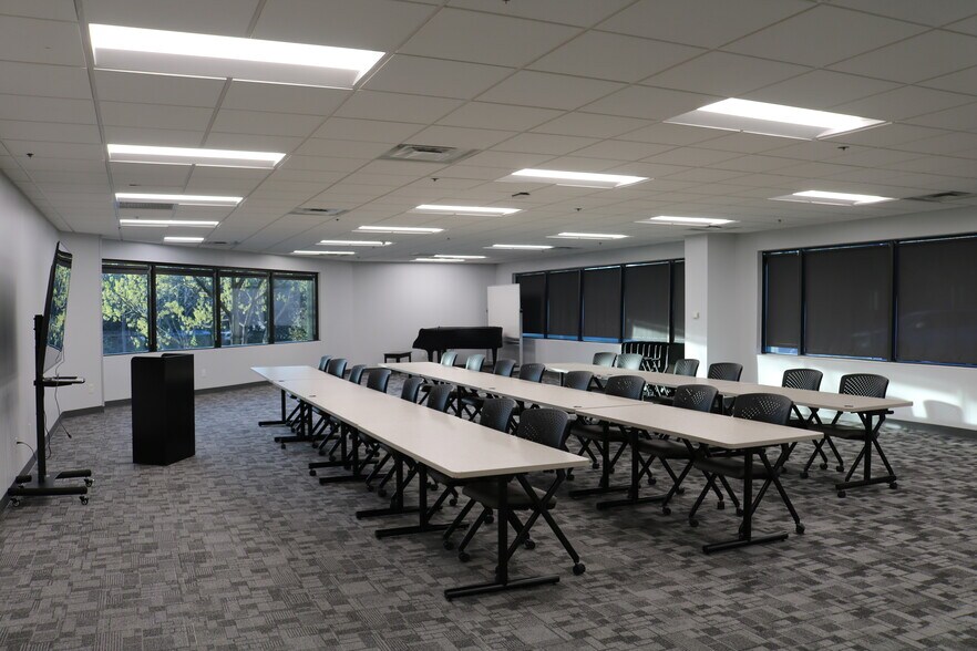 More Photos Of 130 E John Carpenter Fwy, Irving Office For Sale