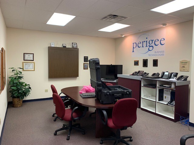 More Photos Of 1092-1112 N Meridian Rd, Youngstown Showroom For Lease