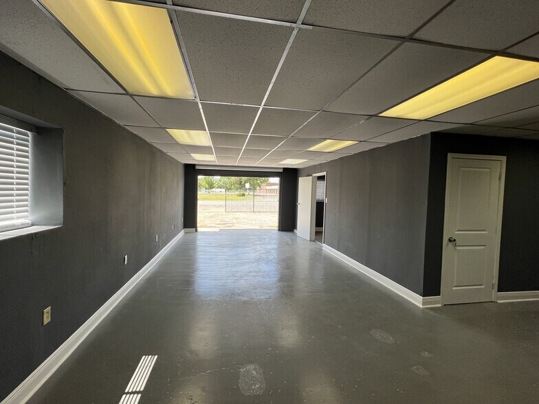 More Photos Of 422 W Gulf Bank Rd, Houston Warehouse For Sale