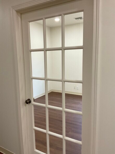 More Photos Of 305 N Beech Cir, Broken Arrow Office For Lease
