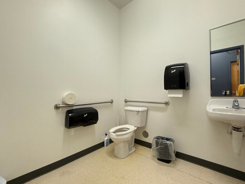 More Photos Of 806 Wacker Dr, Dubuque Restaurant For Lease