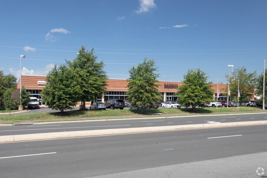 More Photos Of 14526 Lee Rd, Chantilly Showroom For Sale