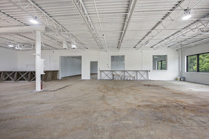 More Photos Of 5629 Raytown Rd, Raytown Industrial For Sale