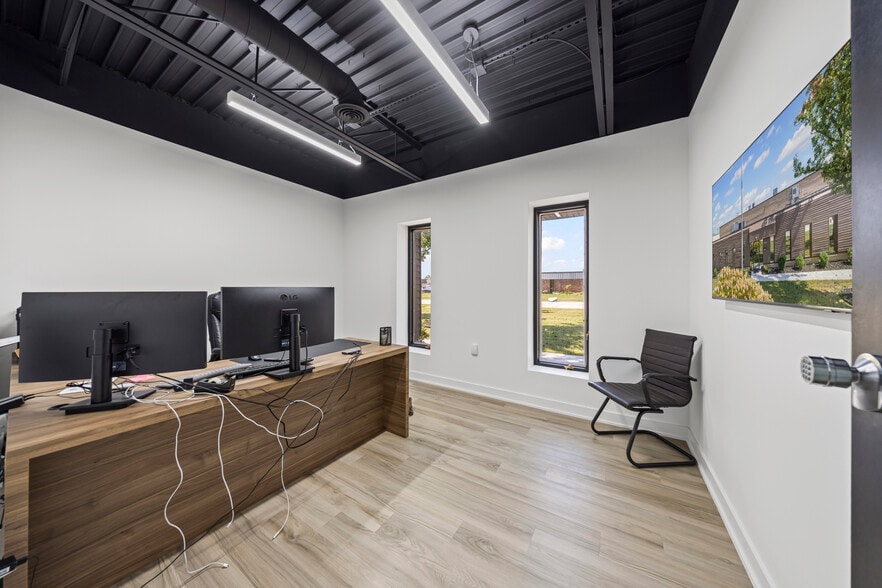 More Photos Of 23936 Industrial Park Dr, Farmington Hills Warehouse For Sale