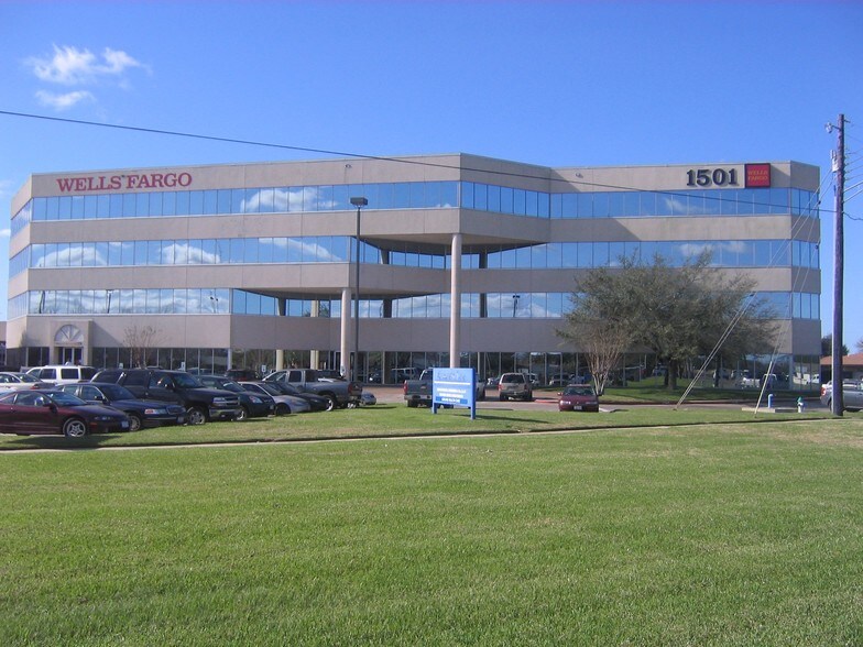 More Photos Of 1501 E Mockingbird Ln, Victoria Office For Lease