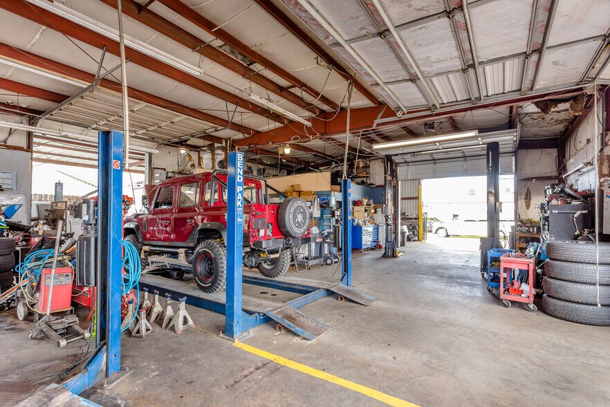 More Photos Of 8921 Daffodil Ave, Houston Auto Repair For Lease