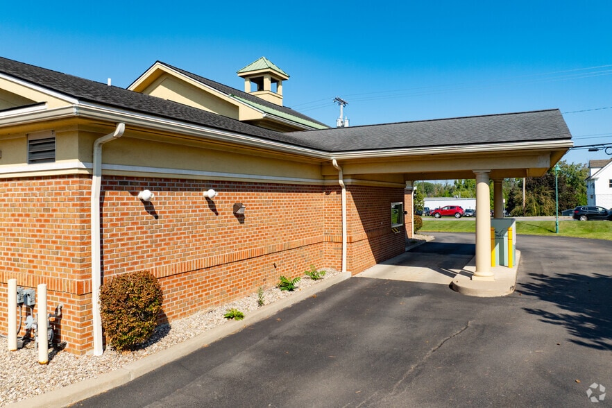 More Photos Of 815 Ridge Rd, Webster Bank For Lease