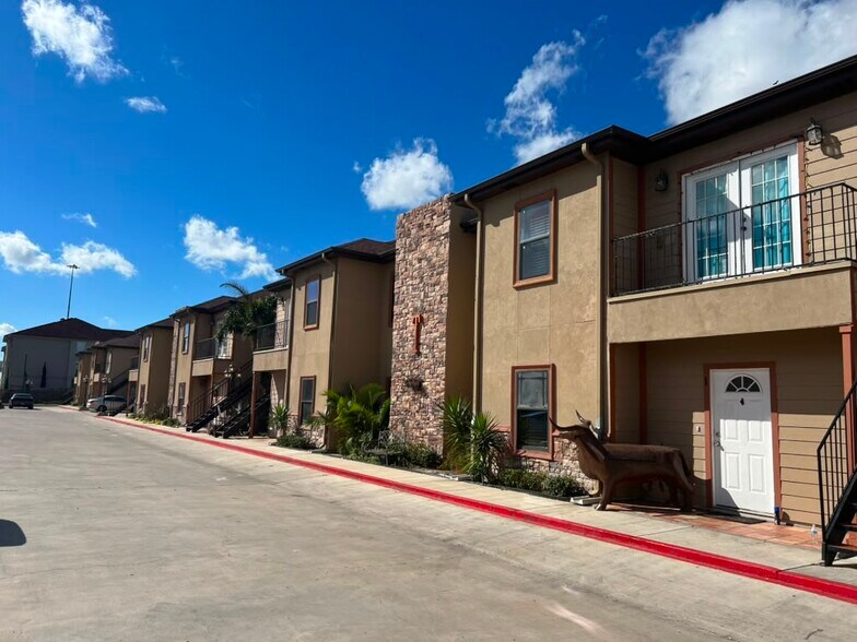 More Photos Of 327 Couch St, Olmito Apartments For Sale