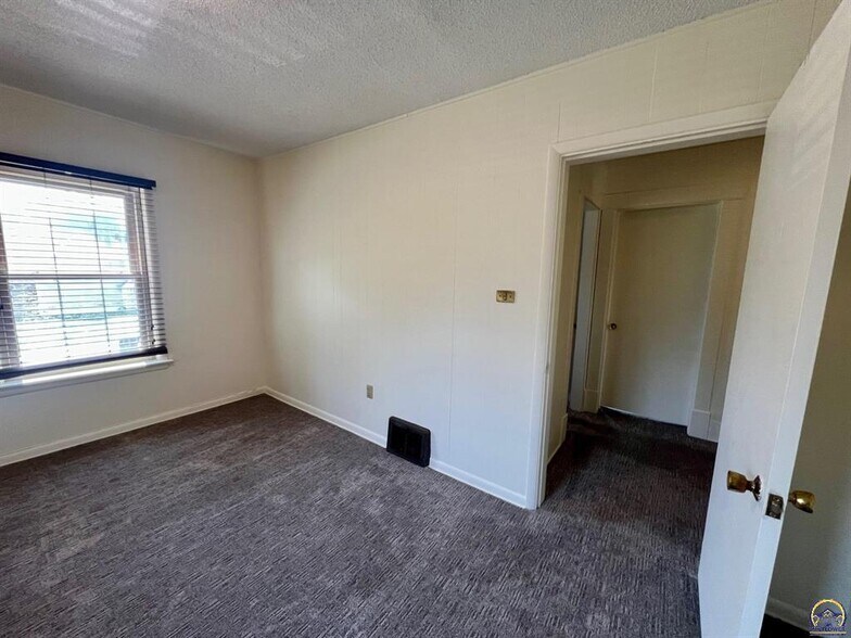 More Photos Of 1101 SW 10th Ave, Topeka Office For Sale