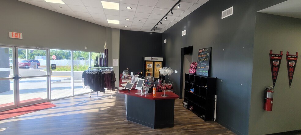 More Photos Of 8200 Cypress Plaza Dr, Jacksonville Health Club For Lease