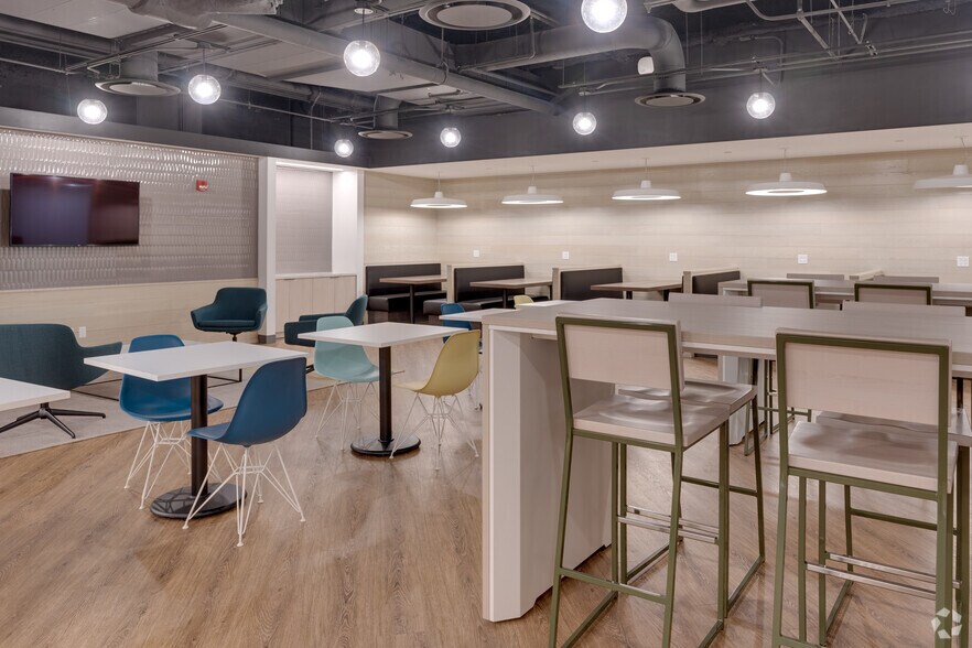 More Photos Of 2021 Spring Rd, Oak Brook Office For Lease