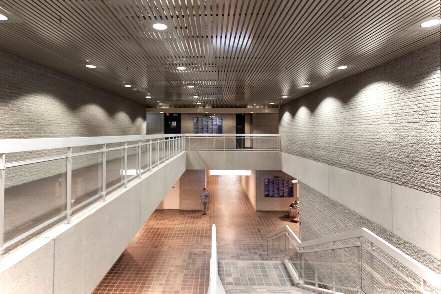 More Photos Of 425-475 Rue Jacques-Parizeau, Québec Office For Lease