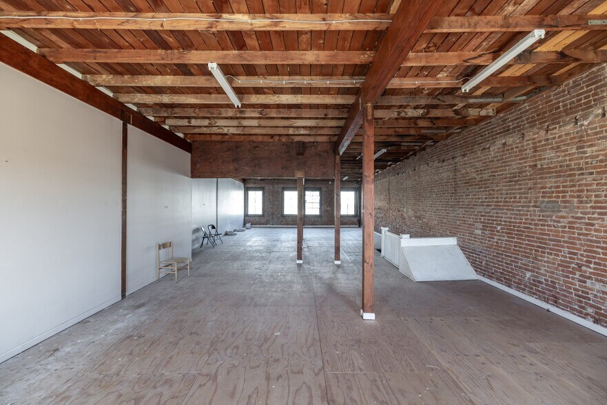 More Photos Of 629 N Western Ave, Los Angeles Office For Lease