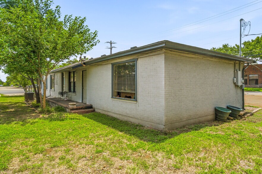 More Photos Of 416 S Morgan St, Granbury Office For Sale