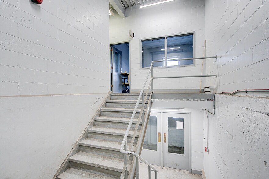 More Photos Of 1375 Rue Brouillette, Saint-hyacinthe Manufacturing For Lease