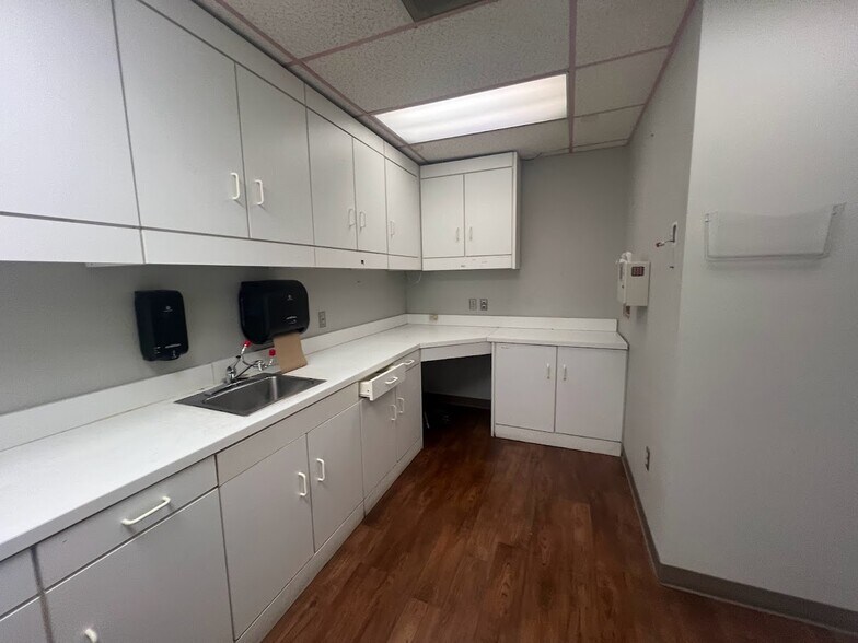 More Photos Of 1615 21st Ct, Phenix City Medical For Sale