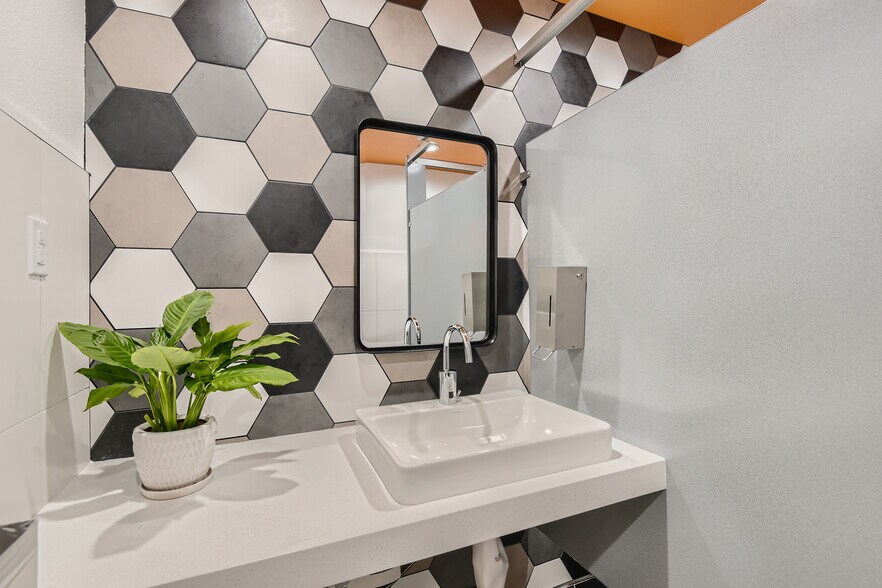 More Photos Of 320-340 E Warm Springs Rd, Las Vegas Unknown For Lease