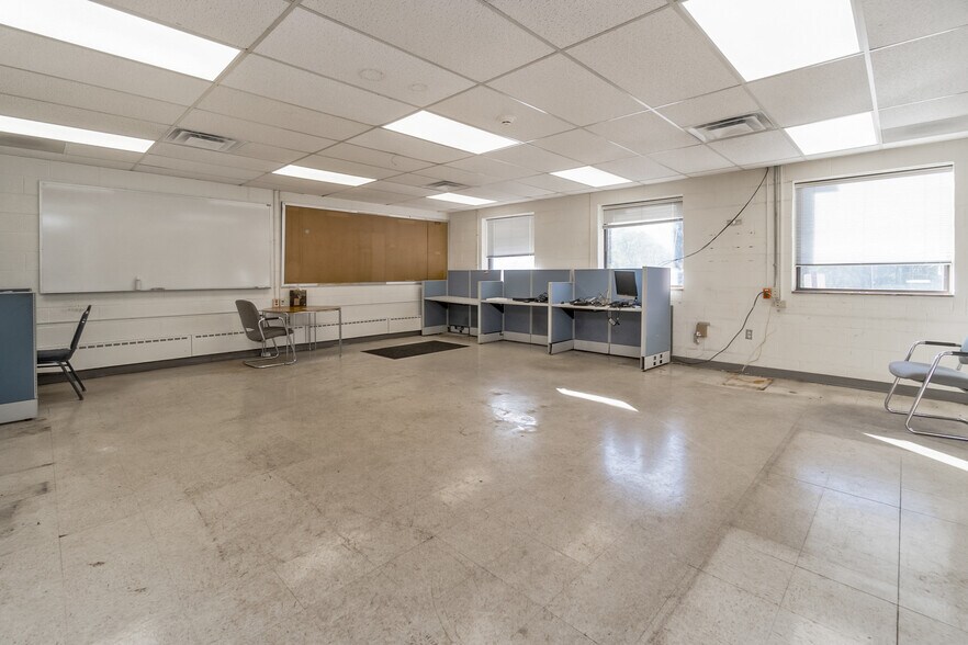 More Photos Of 1050 W Water St, Coaldale Flex For Sale
