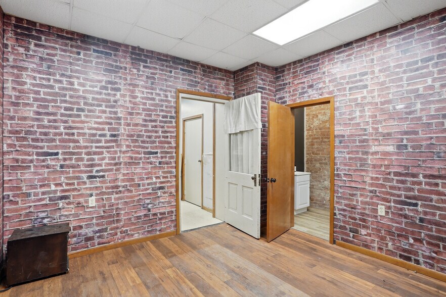 More Photos Of 118 Main st, Blackwater Office For Sale