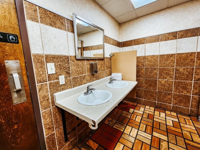 More Photos Of 75 W Carleton Rd, Hillsdale Restaurant For Sale