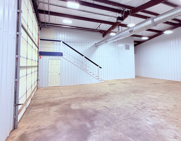 More Photos Of 322 E Thomas Ave, Stillwater Warehouse For Lease