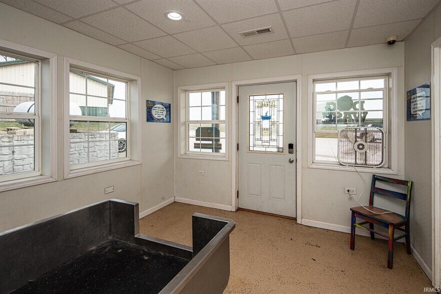 More Photos Of 433 S Hickory Corner Rd, Vincennes Veterinarian Kennel For Sale